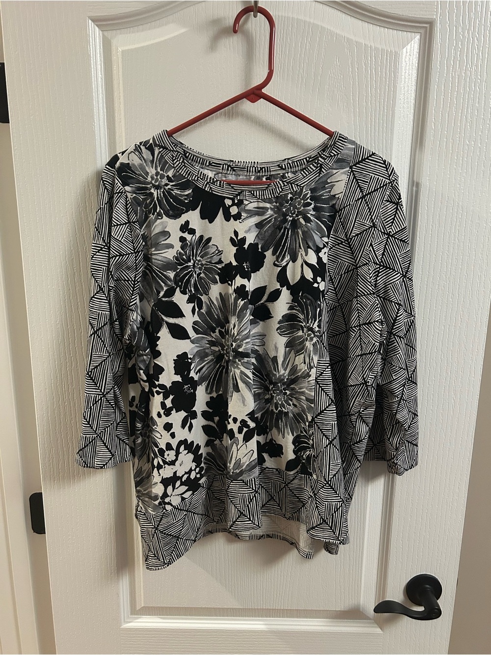 Alfred Dunner Black & White Floral & Geometric Mixed-Print Top